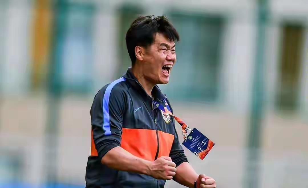 李指导放弃执教家乡球队青岛海牛，宁愿遗憾，不再为俱乐部的内忧外患背锅。被山东