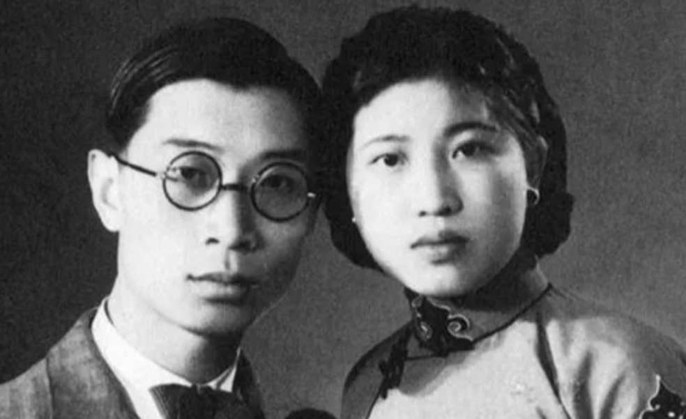 1939年，傅雷跟情人在书房约会，傅雷的妻子突然推门进来。只见她只是轻轻放下两杯