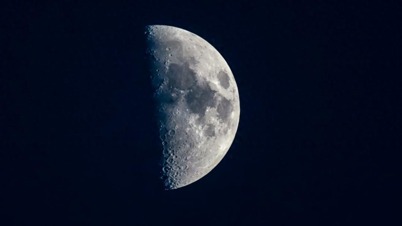 十年前，用手机拍月亮？那简直是天方夜谭！但现在，旗舰手机们纷纷以“能拍月亮”为卖