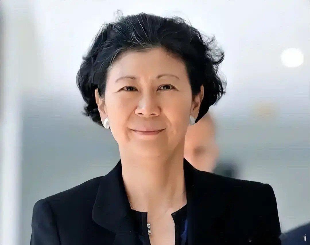 李嘉诚红颜知己周凯旋近照曝光，在豪宅招待贵客，并送对方礼物​​​
