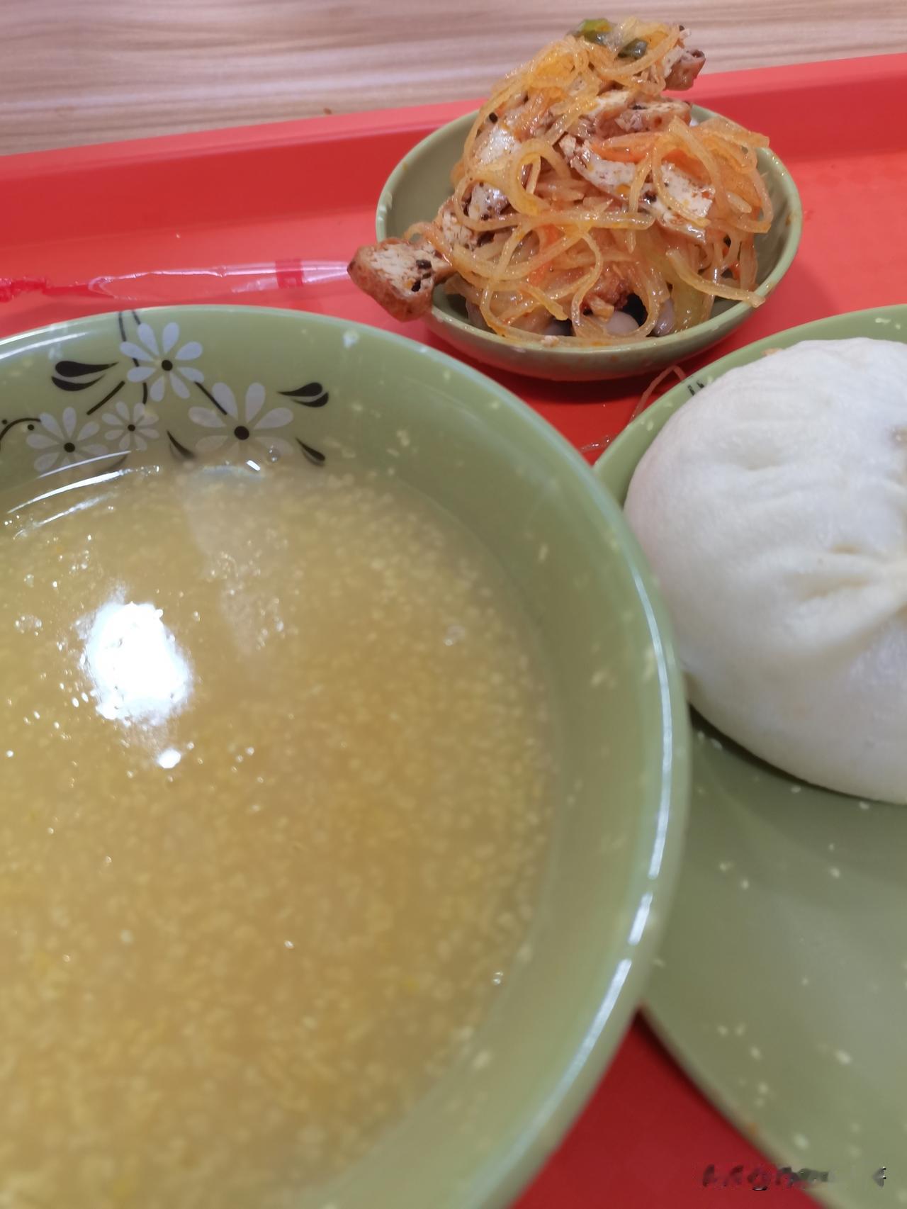 周五早上七点的丹东早餐店略微显得空荡，屋里四个人，一个顾客三个服务员。这个时间不