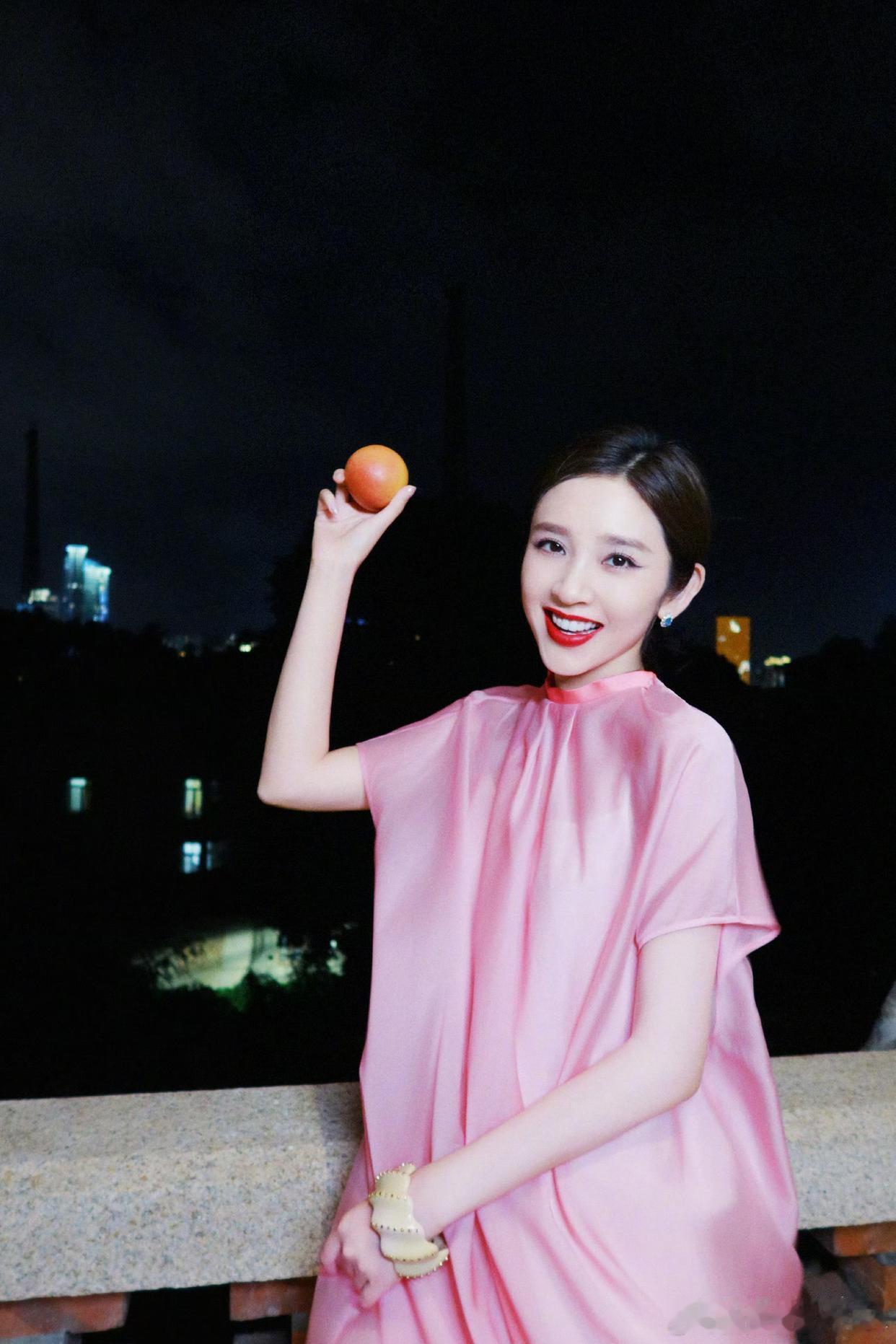 1.张若昀和唐艺昕没有热度的时候就一直会营销恩爱夫妻档，一定会保男方的事业。2.