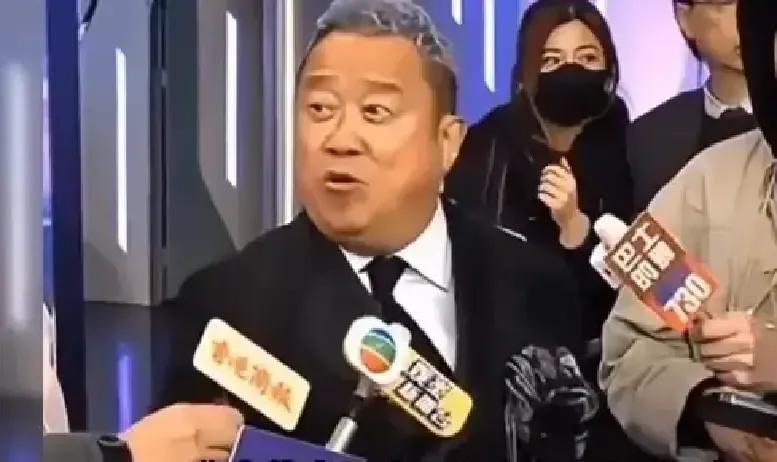 曾志伟刚在TVB台庆被王祖蓝扮成陈百祥当面问“听说你要走”，全场笑翻。港媒前阵