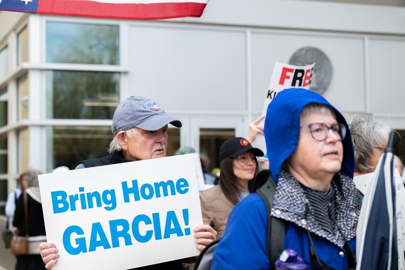 特朗普在结束政府停摆的签字仪式上，说以后再也不能让美国政府停摆了，这43天的停摆