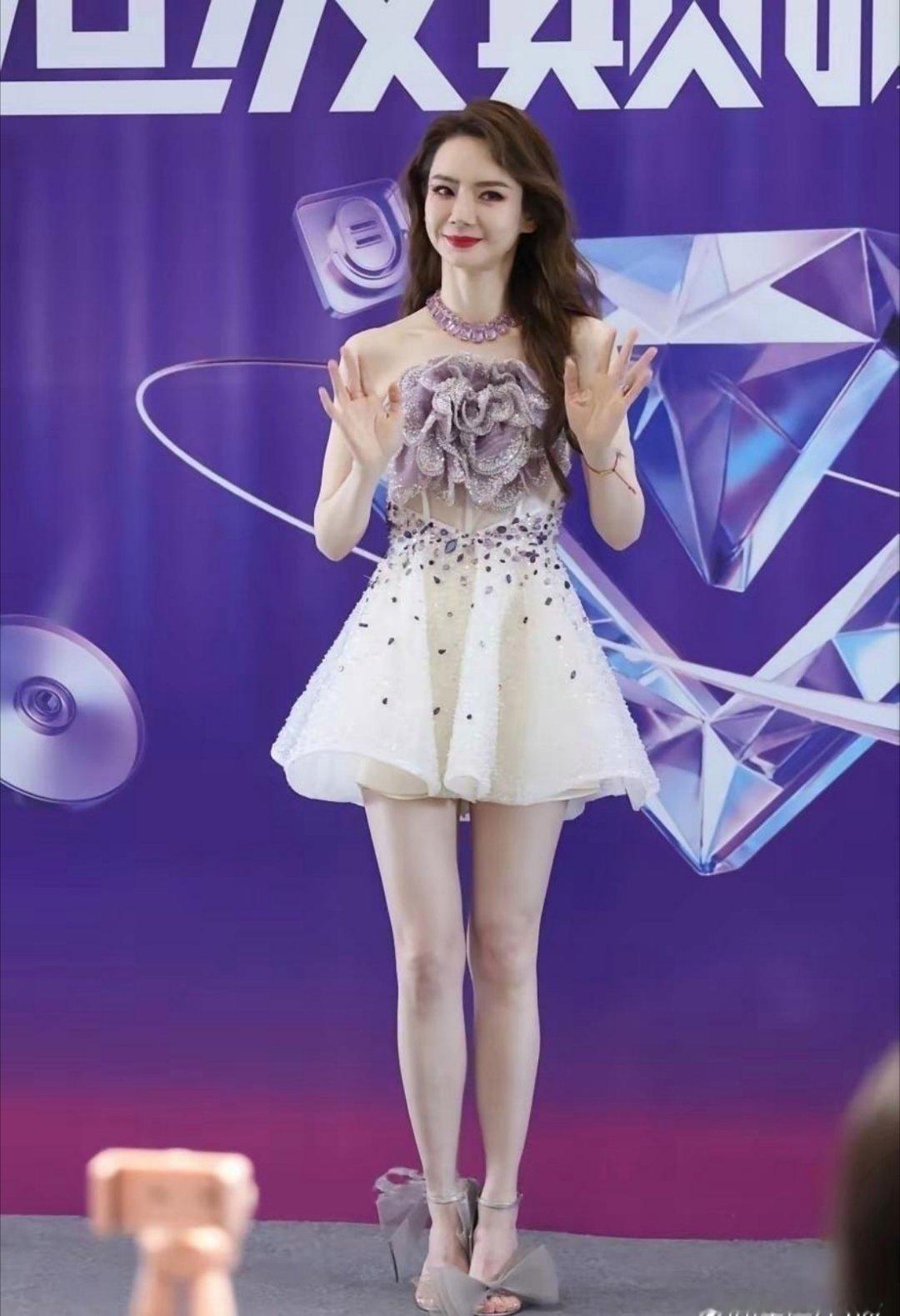 戚薇这大蝴蝶结凉鞋，看着都替她担心会绊脚