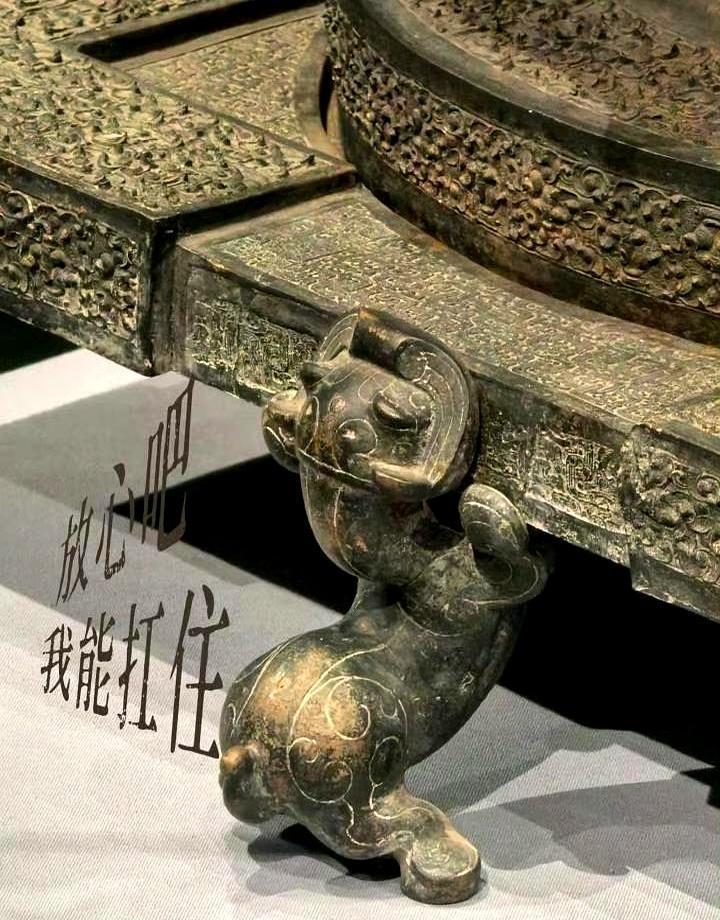 王一博被考古了，和两千年前的国家一级文物撞脸。粉丝连夜翻出那张著名的S形彩绘陶