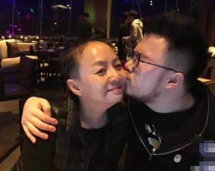 一次，宋丹丹要给巴图买一辆一百多万的路虎，但巴图却赶紧阻止，他说:“给我买辆最便宜的吉普就行了。”宋