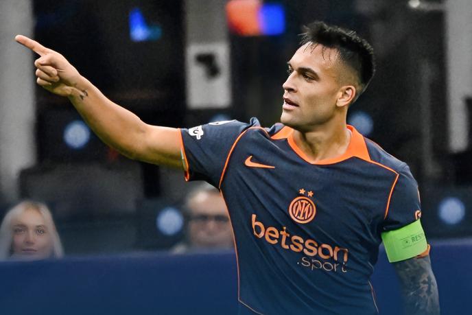 劳塔罗：这多少次绝佳机会才蒙进一个？？？弗拉泰西：你是有多累啊？自己还能把自己