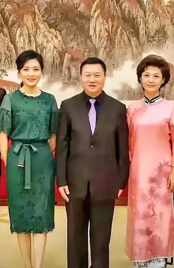 周涛和海霞都是央视美女主持人。周涛安徽人，海霞河南人，两位都是杠杠的大美女，不仅