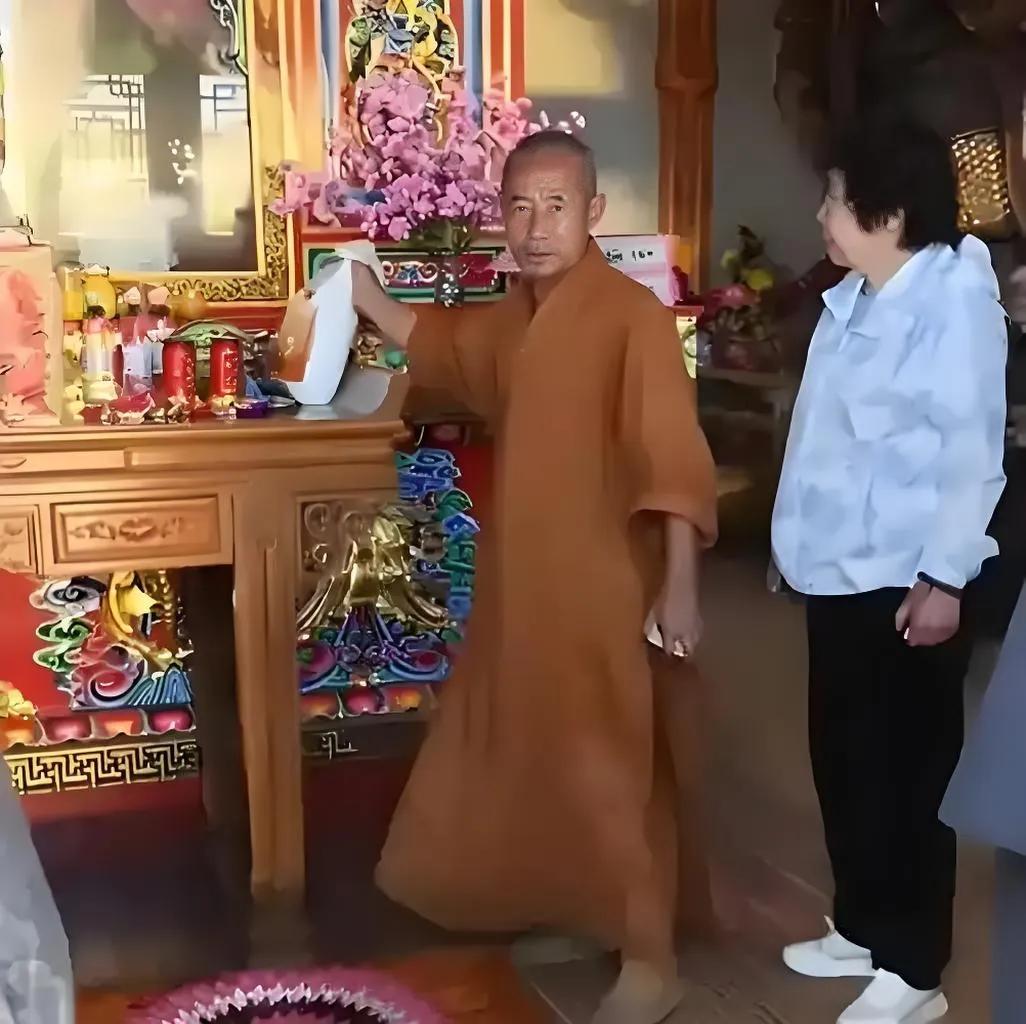 这个和尚就是工资太高，飘了！事情发生在6月22日，五台山中台演教寺内