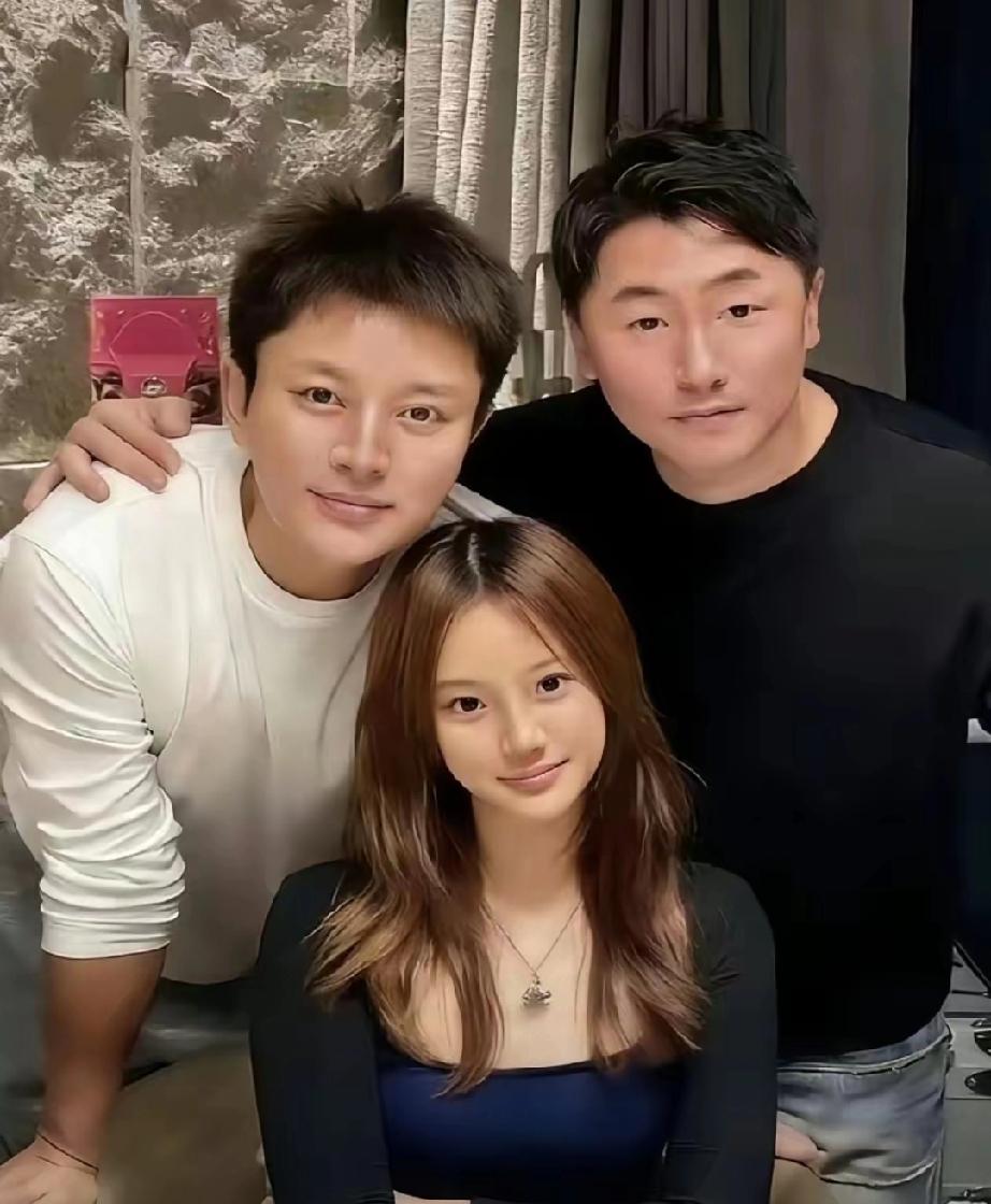 查了资料才知道，和贾乃亮同框合影的女孩，正是他13岁的女儿甜馨。不看年龄真的不敢