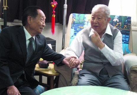 2006年，袁隆平到北京出差时，特意去看了身体欠佳的华国锋，当时华国锋不太愿见客