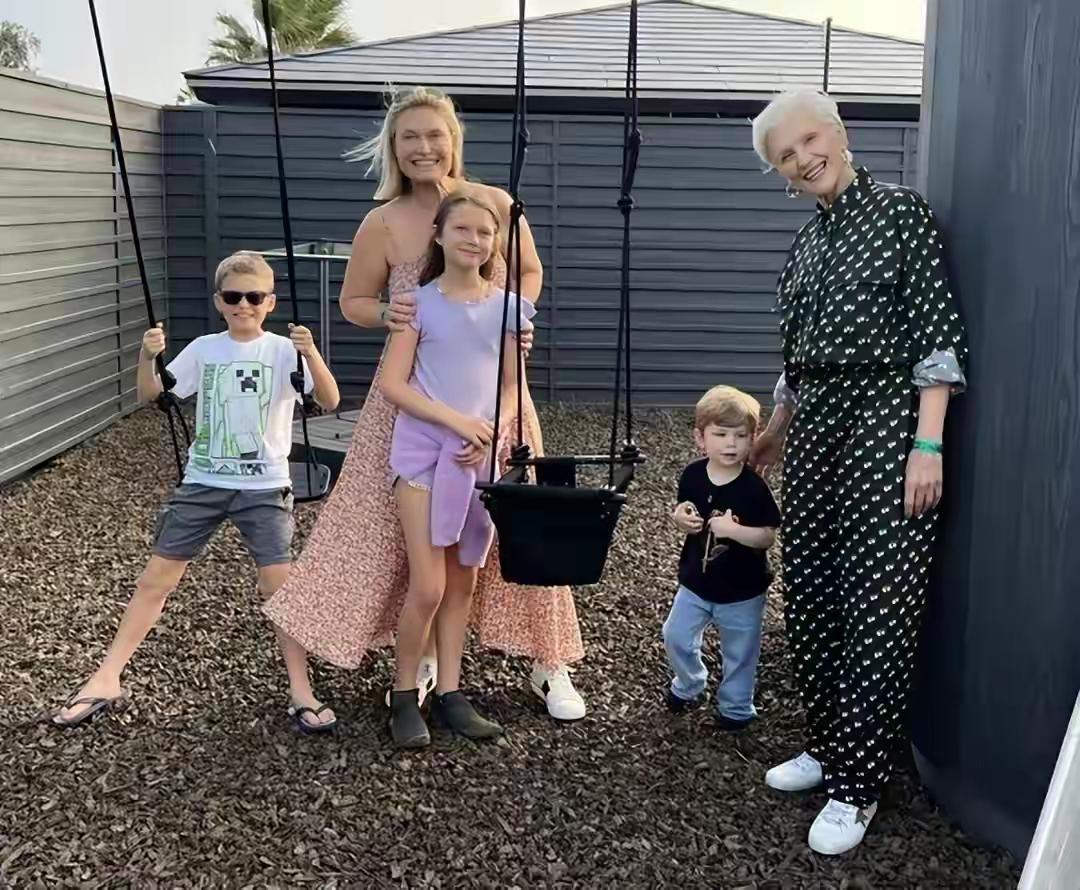 马斯克的母亲和妹妹，有钱如她们，脸上笑容不少。