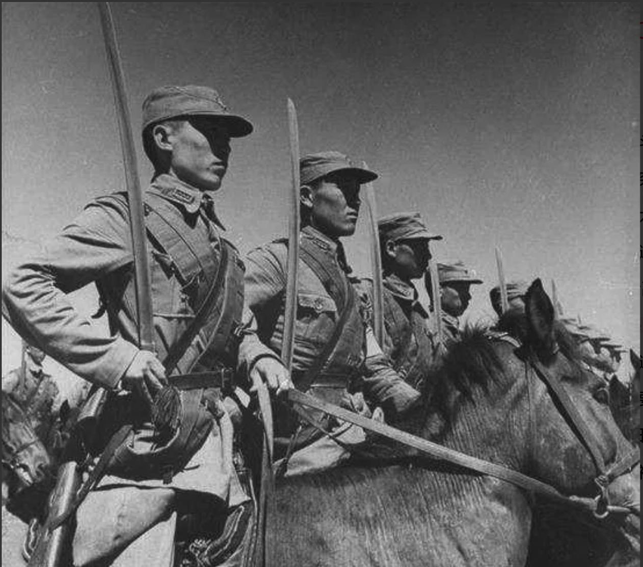1949年，解放军在追击马家军残匪时，打死了一个打扮特别的匪徒。战士们围过去看，