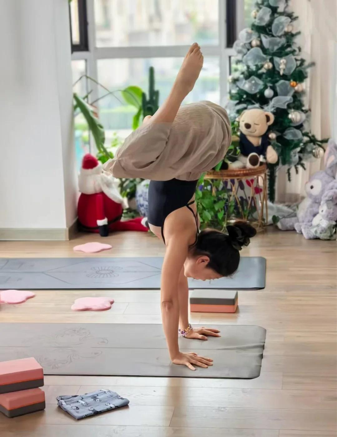今日练习人们会想尽办法，各种荒谬的办法，来避免面对自己的灵魂。一起来瑜伽