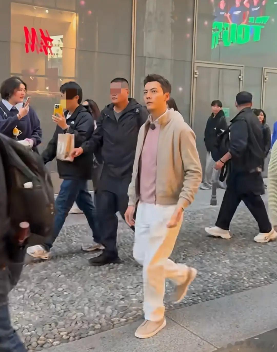 陈伟霆米兰街头溜达，39岁官宣当爹变神气了，老钱风打扮没沈腾高​​​