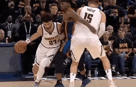 约基奇在场上的动作幅度向来极大，经常出现挥肘、发力冲撞等危险动作，不少防守球员因