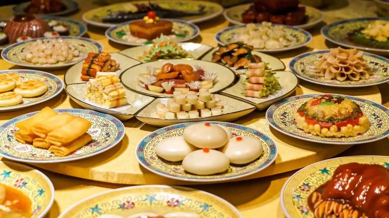 别被古装剧误导了，清朝皇帝过年的伙食根本不简单。从除夕家宴到新年饺子。每一道吃食