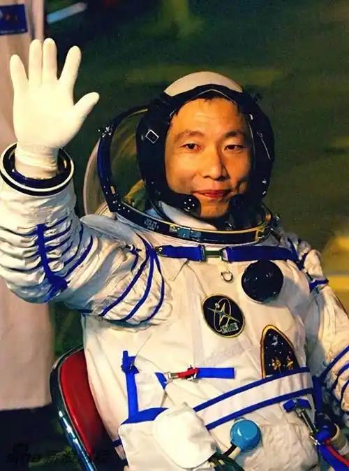 我们的航天英雄杨利伟退休了，没有巨额奖金，却有终身“金钟罩”航天英雄杨利伟