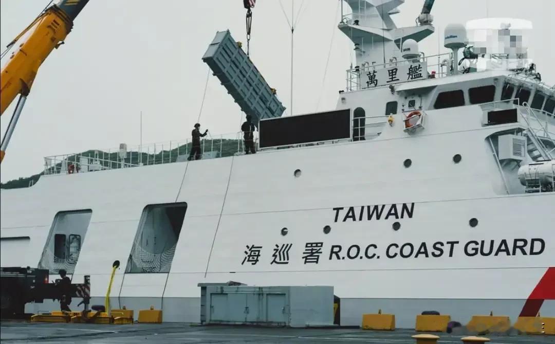 岛内又开始玩新花样了，12艘海巡船装载192枚雄风3导弹，不得不防。岛内海巡船