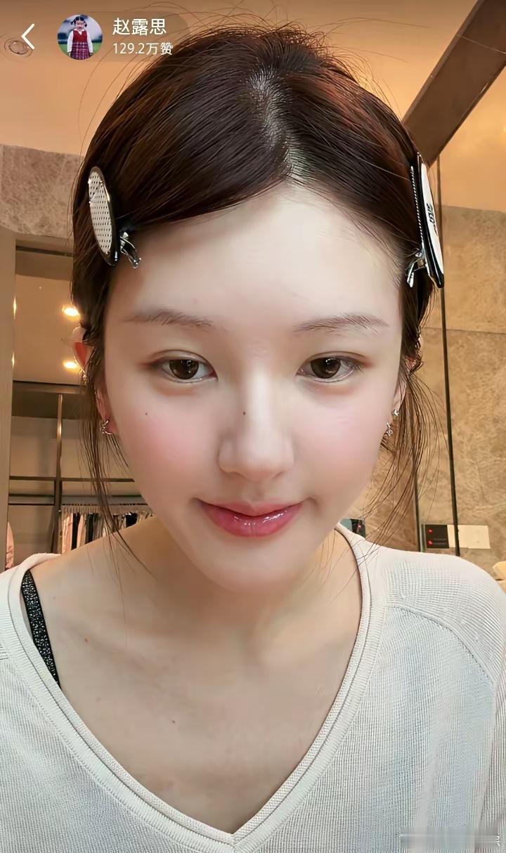 你看赵露思的直播了吗，我看了，我发现了她有个奇怪的点，总觉得她和粉丝现在有点互相