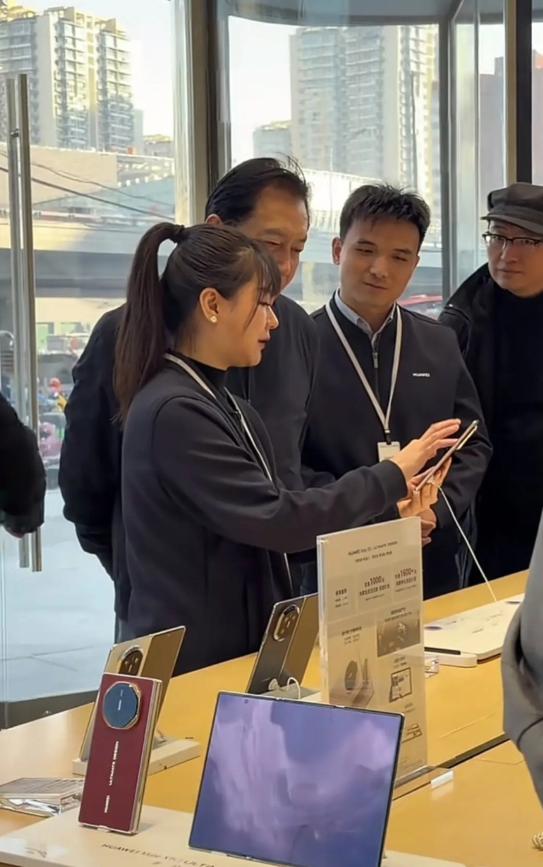 唐国强现身华为手机专卖店，以为他是看车，却直奔卖手机的展台。对于直板机他是只看看