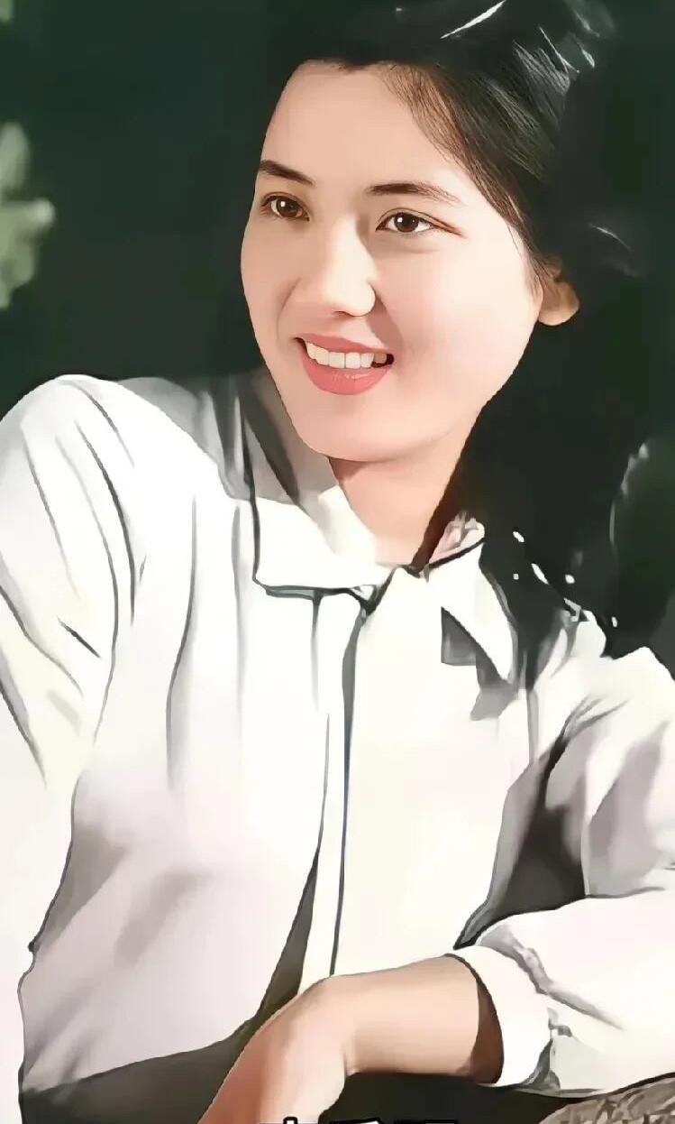 虽然她的鼻子有点塌，不是那么的完美，但这颜值在八十年代也是漂亮耐看的，她美的大方