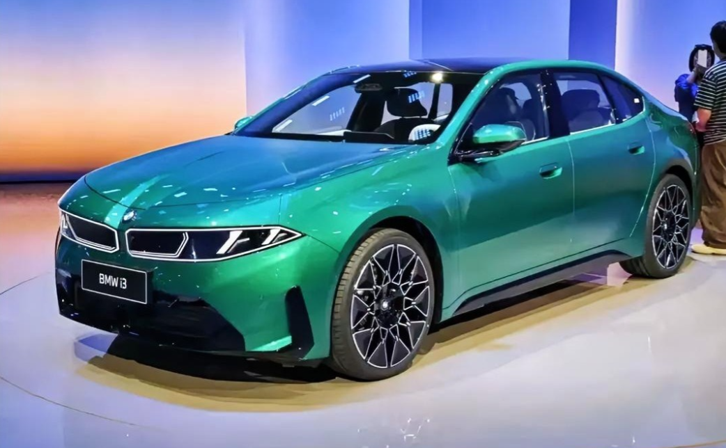 北京车展炸出一堆“路虎平替”！国产硬派越野扎堆撞脸，到底是捷径还是弯路？2