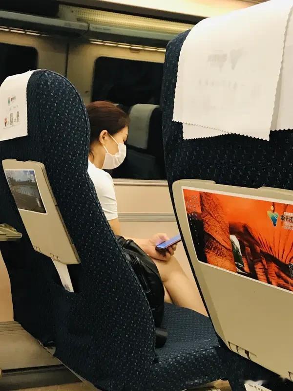 前几天坐火车，刚一上车在自己买的靠窗的位置坐下，来了一位20多岁女孩，说要换座，