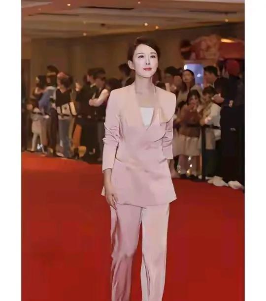 她是曾经演艺圈中，第一美人，很少出镜，出名后选择退出回归家庭，所以很多人都不记得