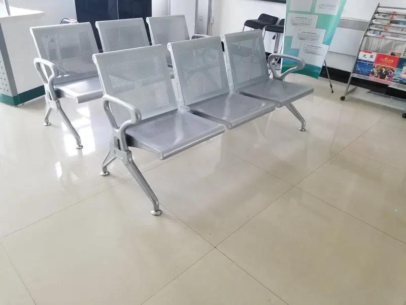 今天去农商行办业务，真是吓一跳！利率刚上调，本以为周末银行会挤满人，结果整个