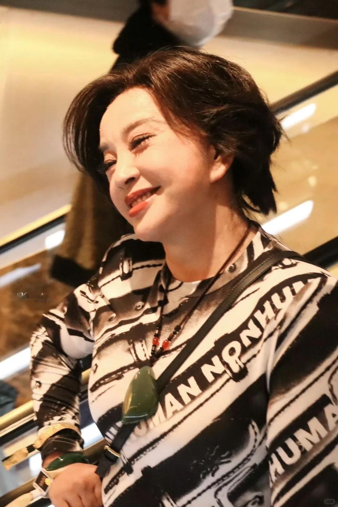 刘晓庆在红毯上的一句话直接把所有的女明星都得罪了就在昨晚的红毯上，主持人