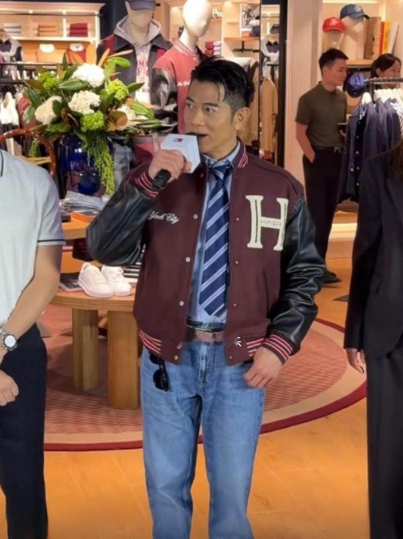 60岁郭富城现身广州天河城出席活动，他真人看起来好帅！身穿棒球服夹克和牛仔裤，时尚有型，头发乌黑亮泽