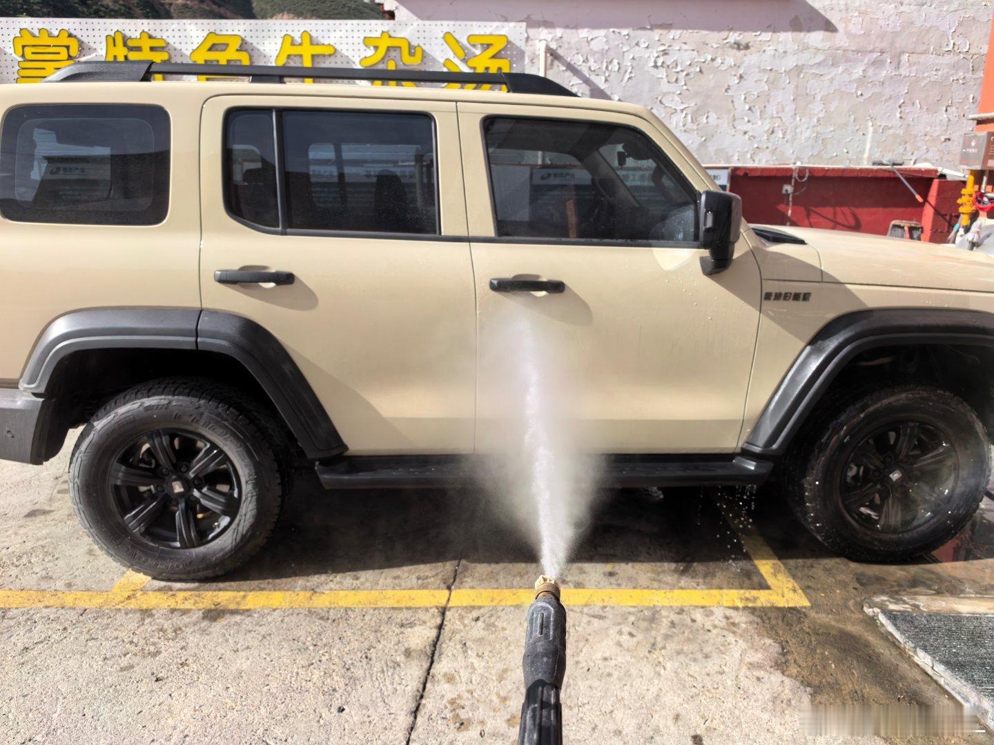 给小柴洗个车，加个油。加满后显示续航1580公里。还不赶快叫柴油爸爸？[