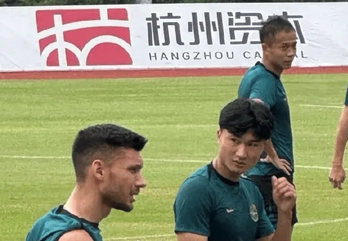 据博主“莱斯特的小狐狸”透露，华裔球员郑家骋在浙江队试训。这位博主写道：华裔球