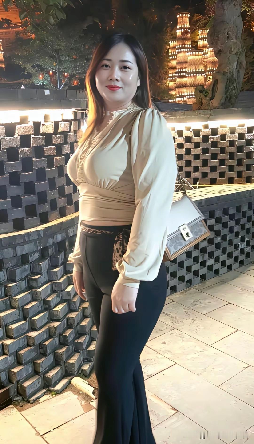 接纳自己，便是最美的模样夜色温柔，灯火璀璨。从容自信的女子漫步夜景之中，笑