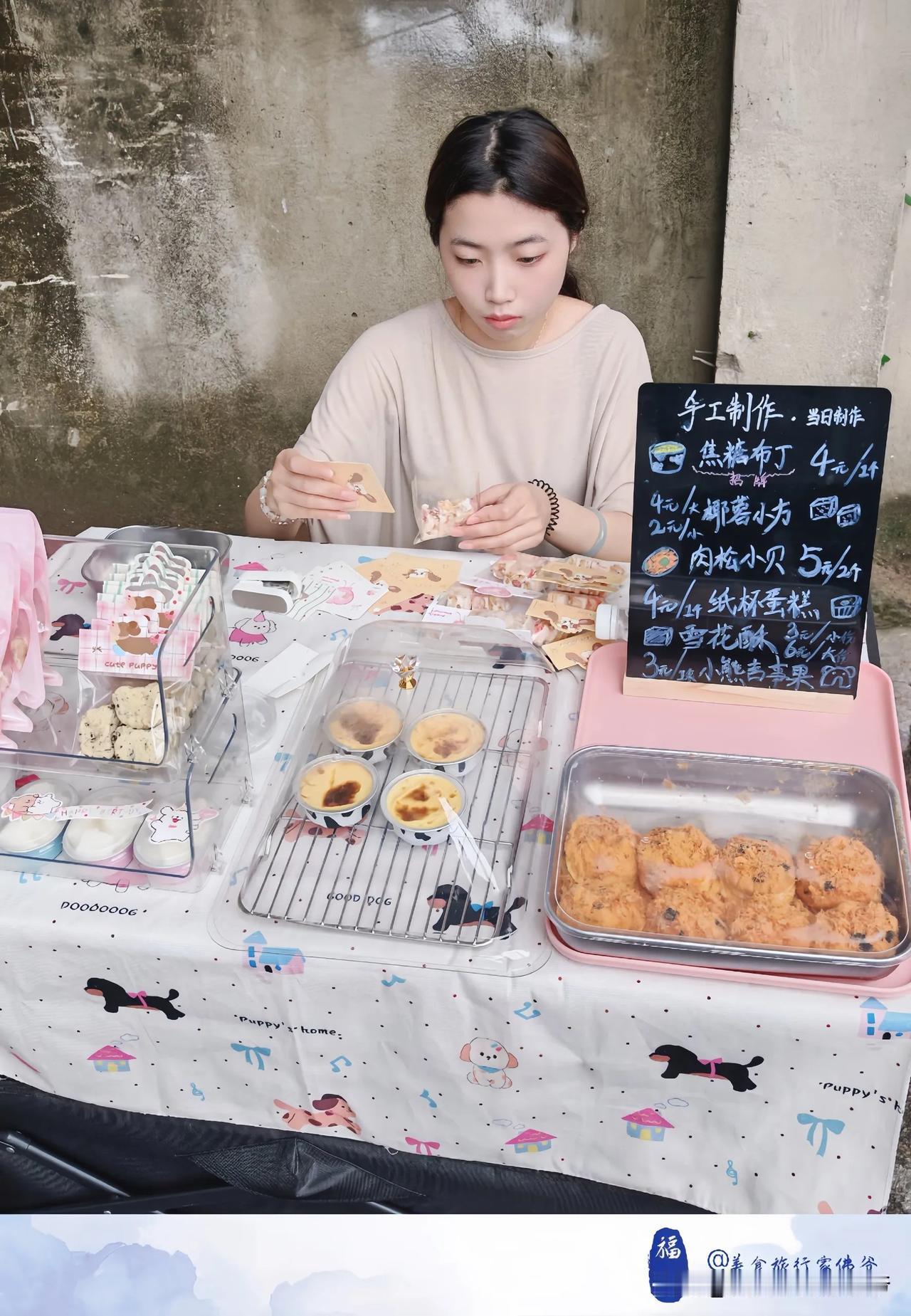 你们说要不要帮她全场清空？在线等！看见一小姐姐在摆摊，她自己做的