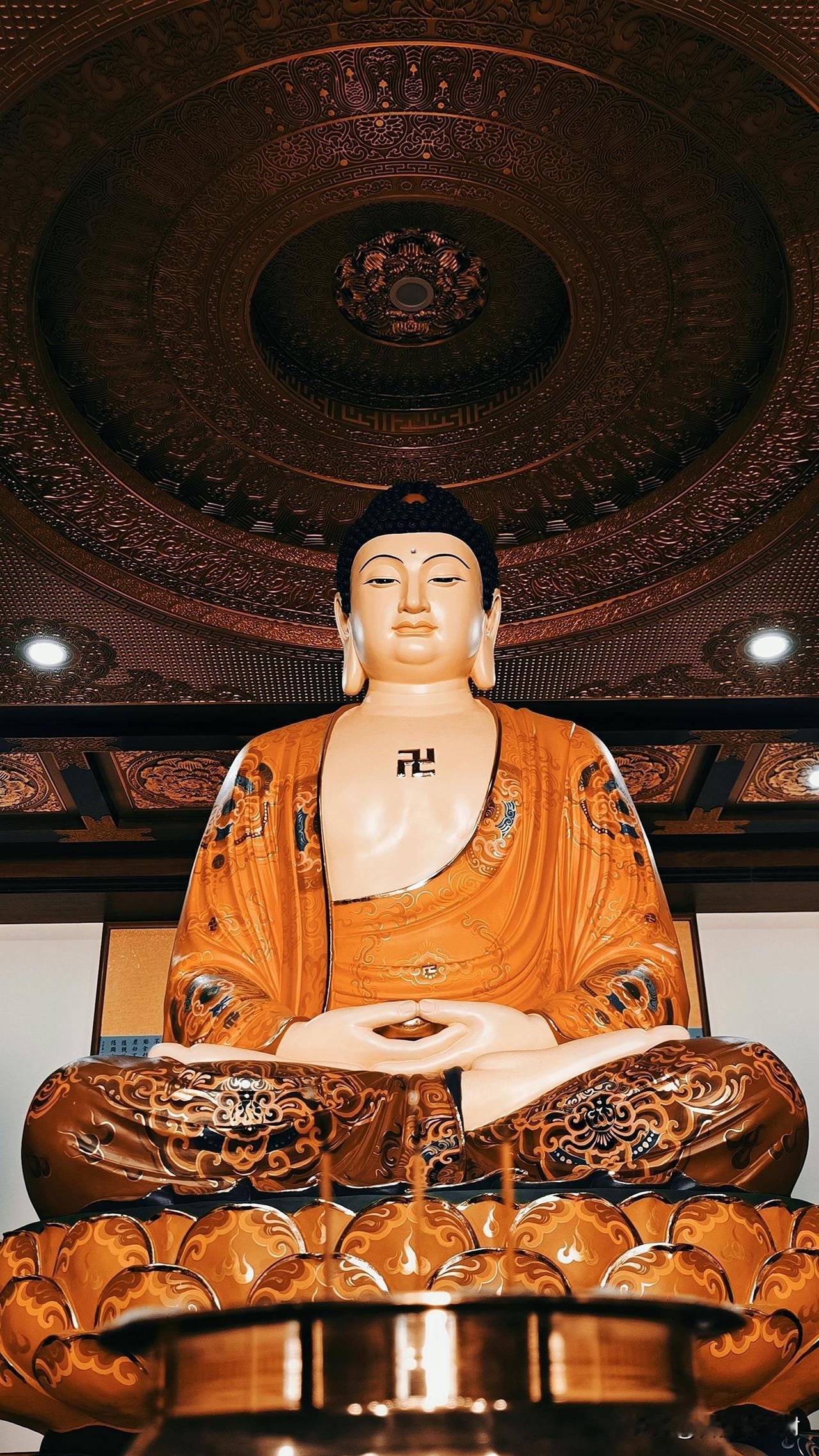 檐角风铃轻响，犹如佛在低声诉说抬眸仰视莲台上的释迦牟尼佛，身披金衣，慈眉低垂。