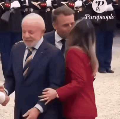 看到这则外交花絮视频，真觉得马克龙挺不得体这是法国总统马克龙携妻子布丽吉特与