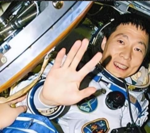 杨利伟为什么后来再也没有登天？其实，他能够活着回到地球就已经是万幸，在他攀登太空