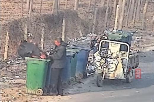 泪目！河北一68岁大爷翻垃圾桶时，看到一个圆灯，就想着把灯拿回家，看还能不能用，