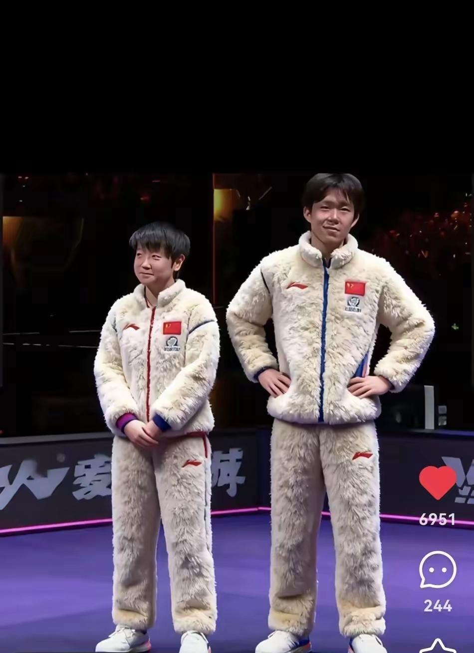 孙颖莎和王楚钦穿着熊猫睡衣一出场，全场笑疯了。赛场上杀气腾腾，下场直接萌到犯规