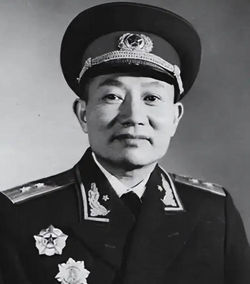 1942年，八路军干部腿部中弹被鬼子包围，情急之下掏出手枪想要以死明志，但连开三