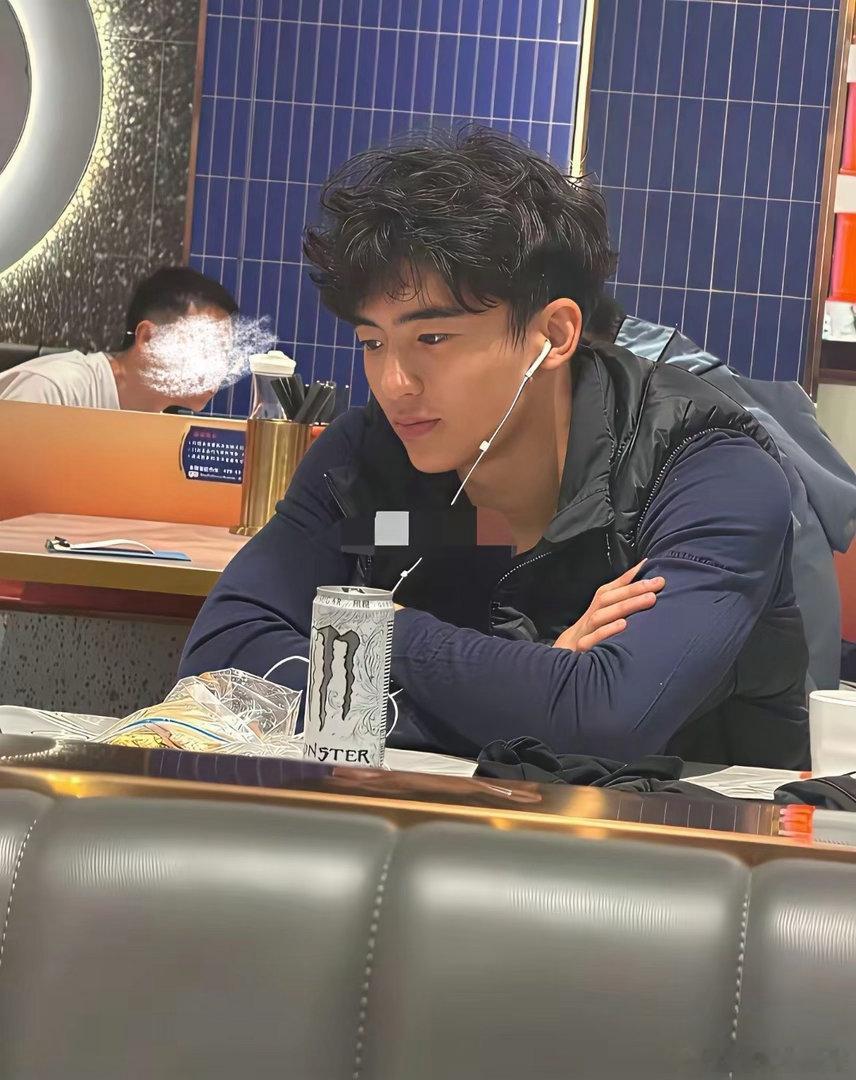 谢霆锋儿子是因为发型自然卷原因所以挡住了部分颜值，当网友给他换了个发型，你们看像