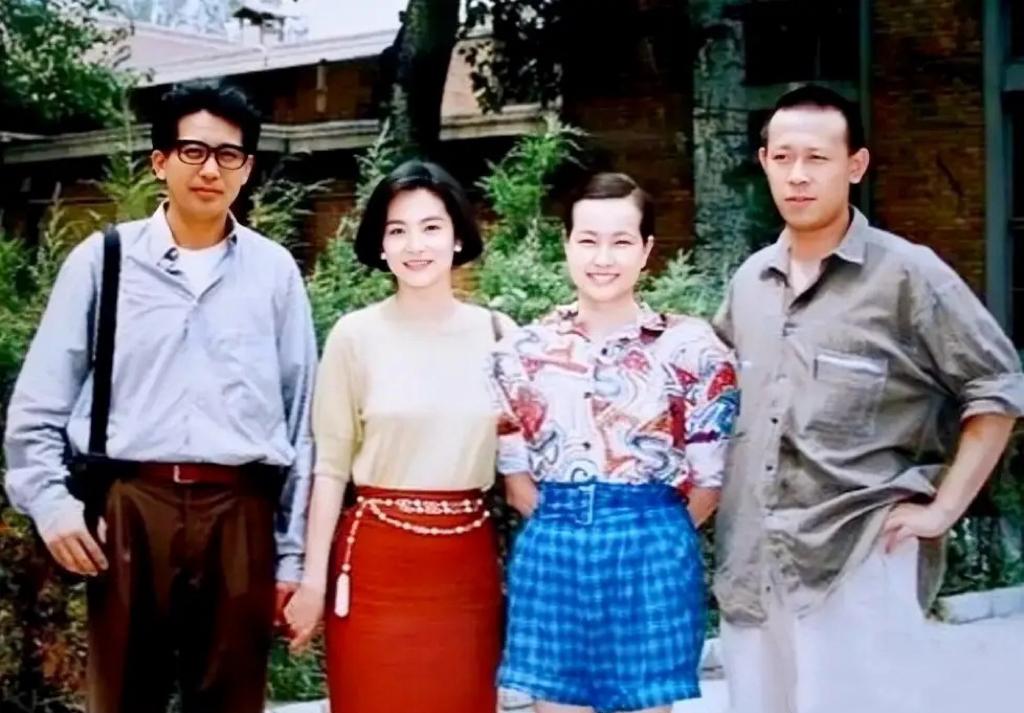 1990年，北影厂内，秦汉、林青霞与姜文、刘晓庆的合影，但是秦林二人正在长春拍摄