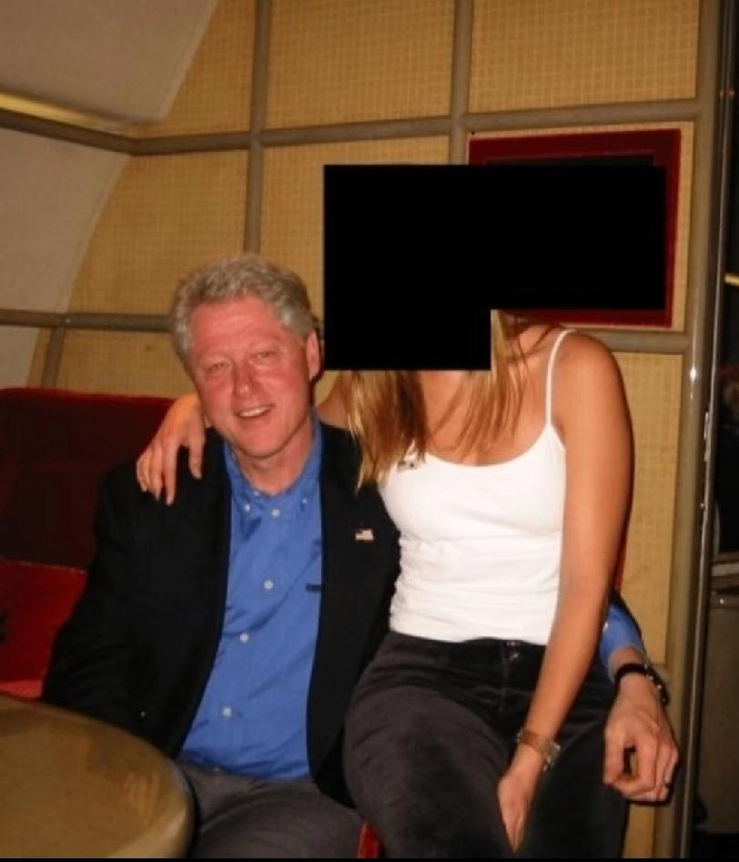 克林顿看见美女时，脸蛋是红的，像个害羞的小男生。身穿红衣的克林顿好减龄，不知是