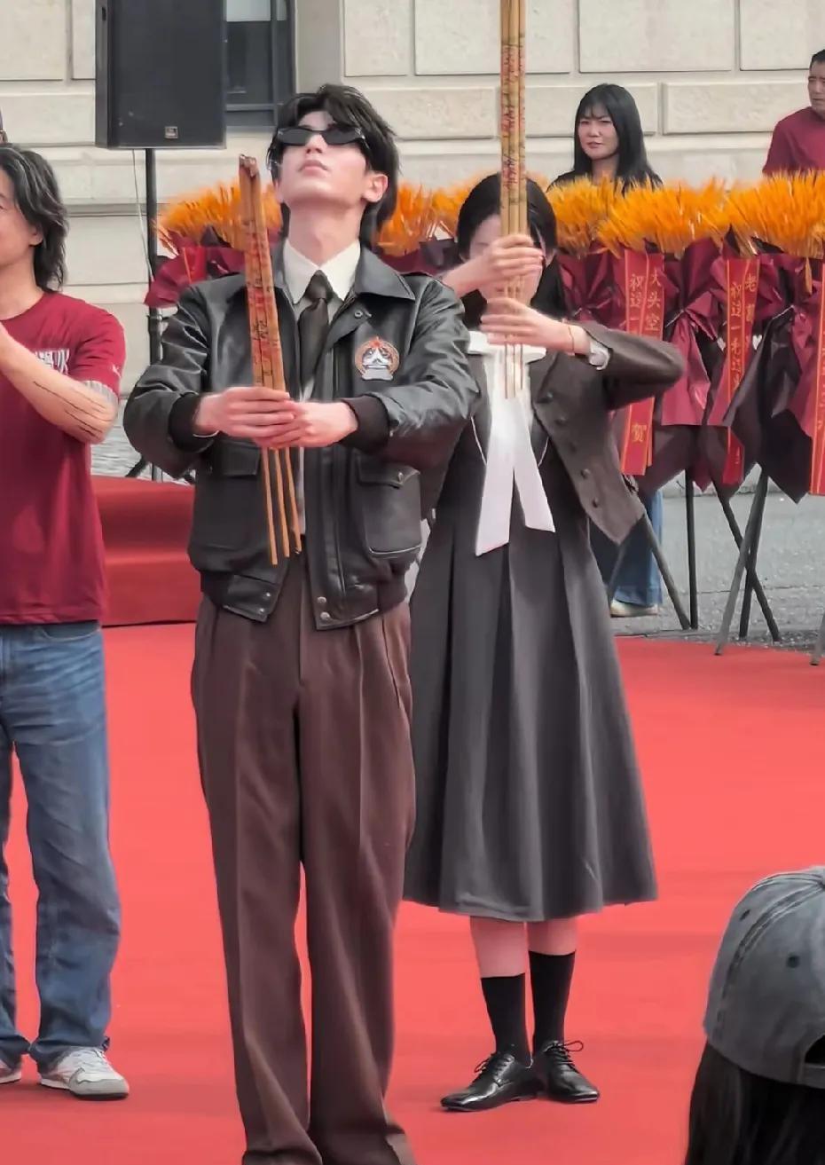 张凌赫王楚然这两个人居然合作了，光是看脸就得看啊，终于有男帅女美的剧了。但不太理