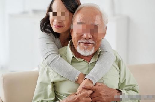 广东深圳，75岁老人娶了个比自己小25岁的妻子，并将深圳的一套房产赠与了妻