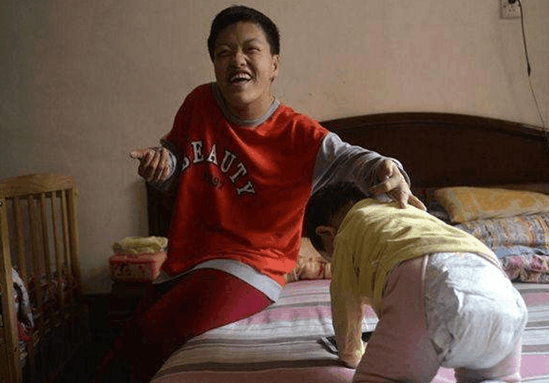 这个宝宝跪在妈妈身边吃母乳, 原因让人心痛