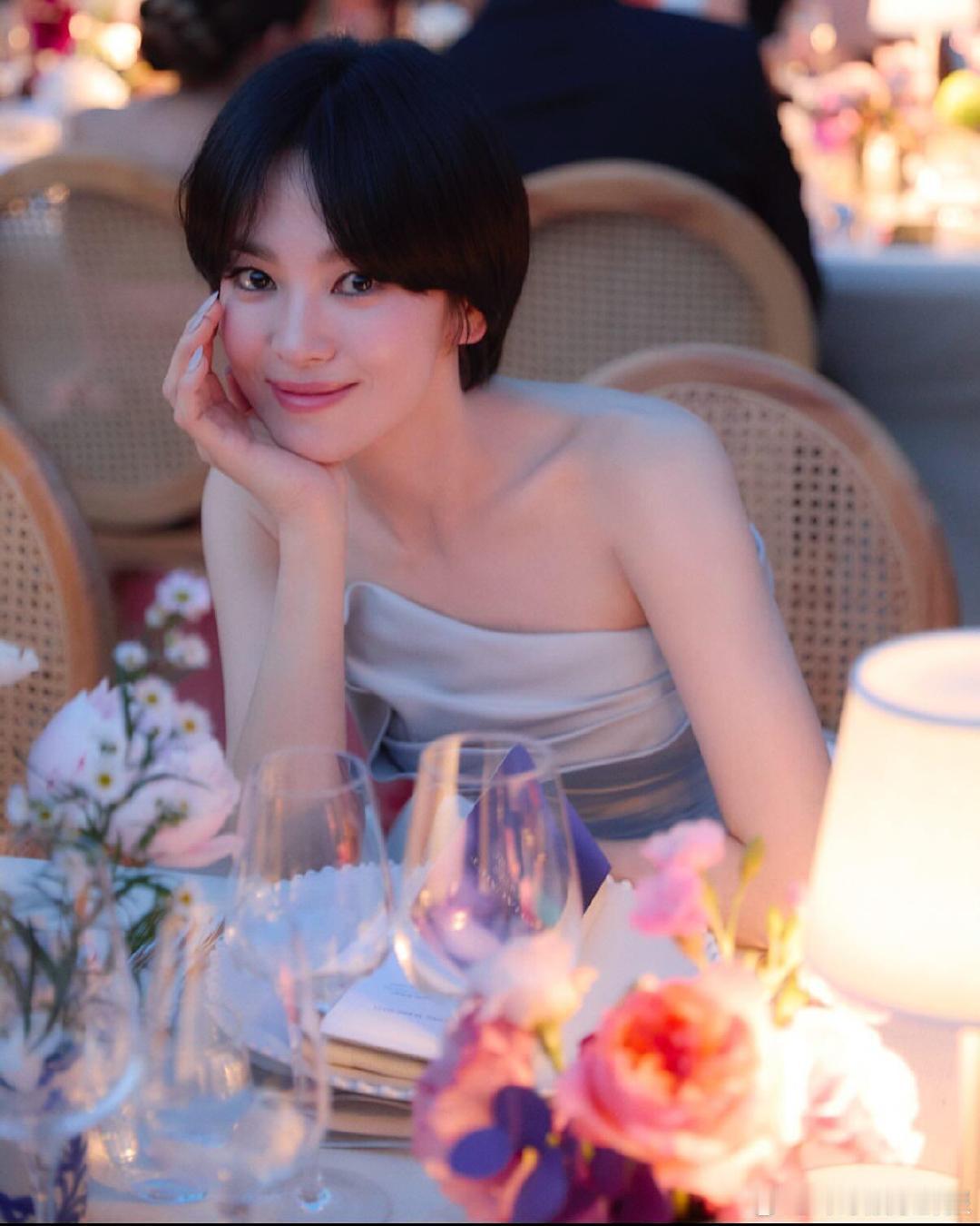 这发型明明是劝退级难度，也就宋慧乔能驾驭得这么丝滑